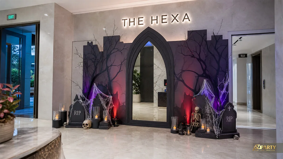 Góc sảnh Halloween với gương vòm Gothic, bia mộ, bộ xương nhỏ và nến
