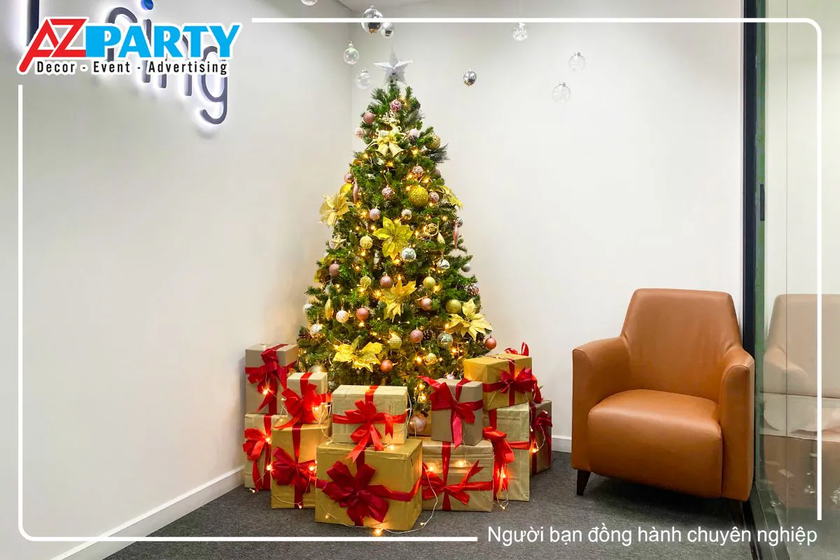 Góc văn phòng Amaon i ring được đặt 1 cây thông noel, trên cây có treo quả châu vàng, trắng, hoa trạng nguyên vàng, dưới gốc cây có đặt các hộp quà giáng sinh thắt nơ đỏ