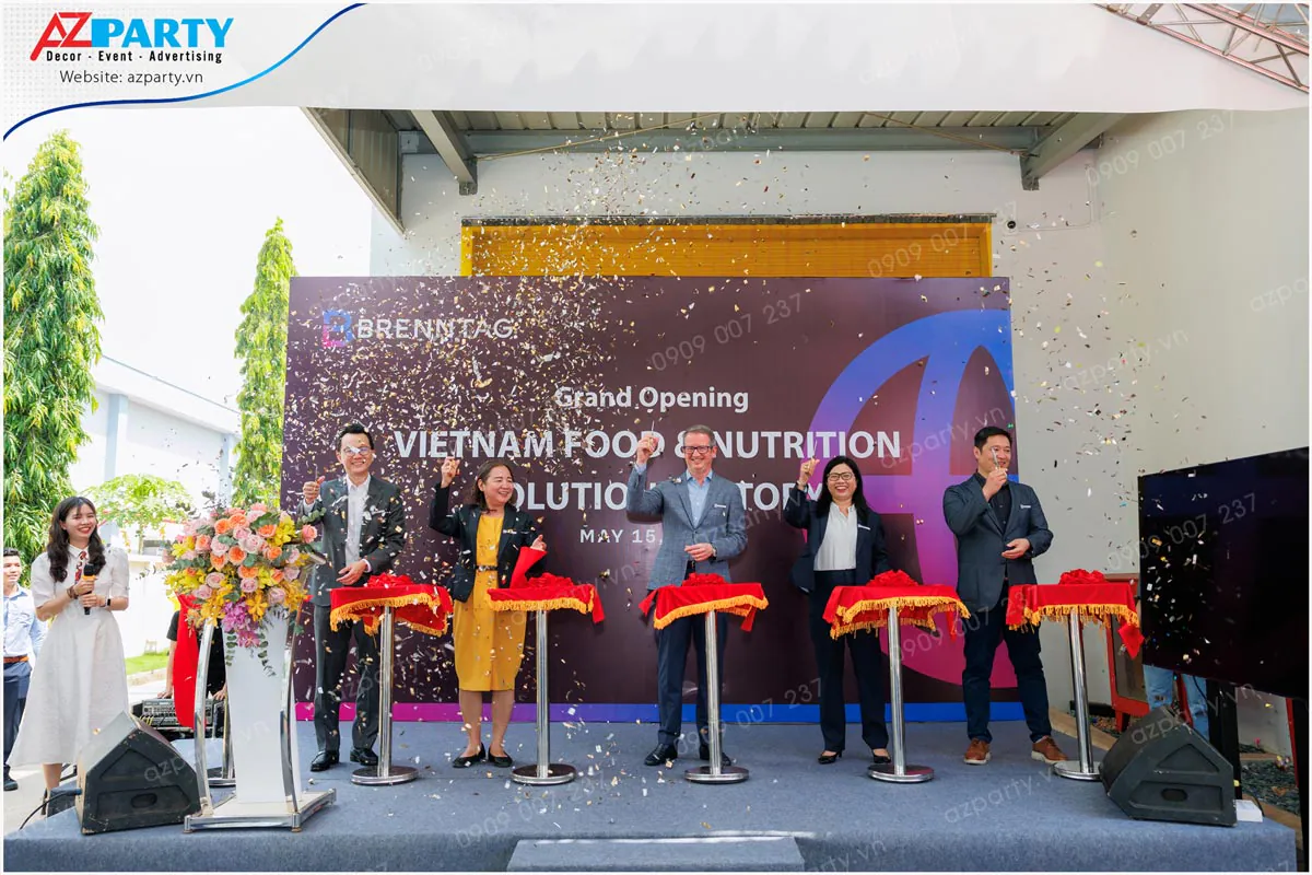 Lễ cắt băng khai trương nhà máy giải pháp dinh dưỡng Brenntag Việt Nam trong tiếng pháo hoa giấy