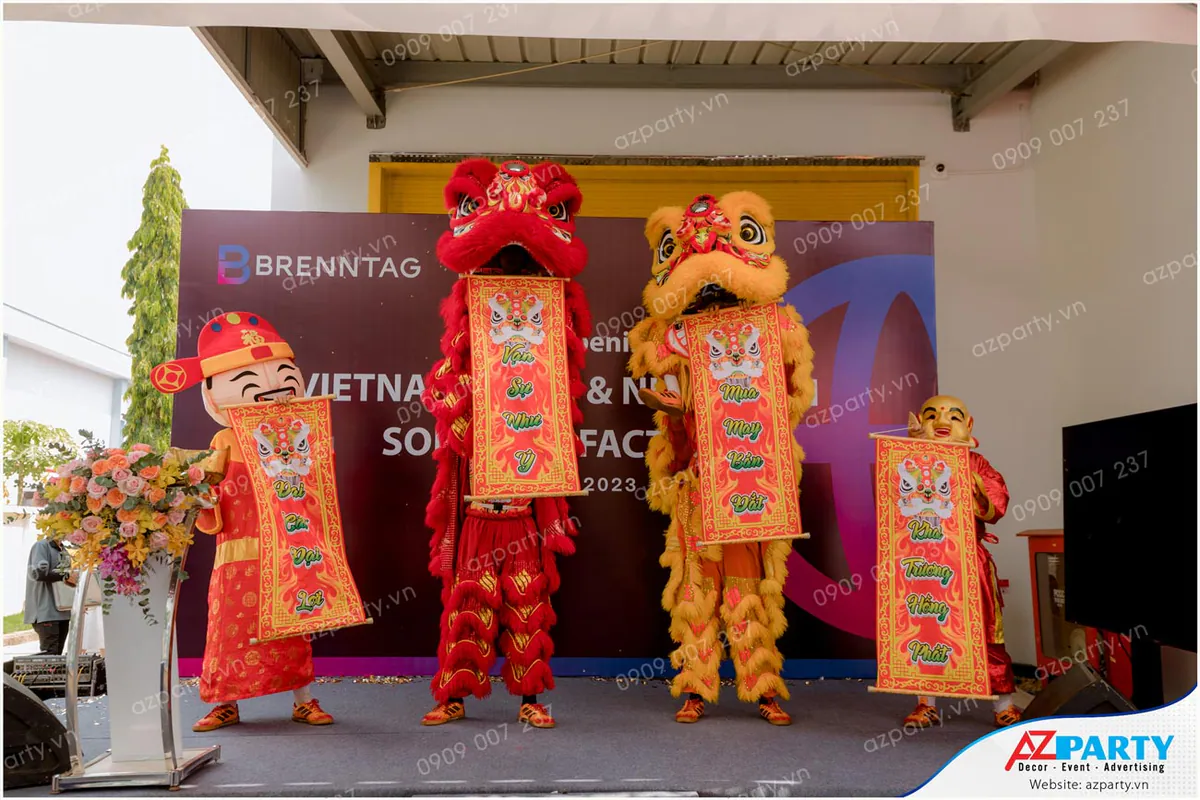 Đoàn múa lân và thần tài chúc mừng khai trương hồng phát tại nhà máy Brenntag Việt Nam