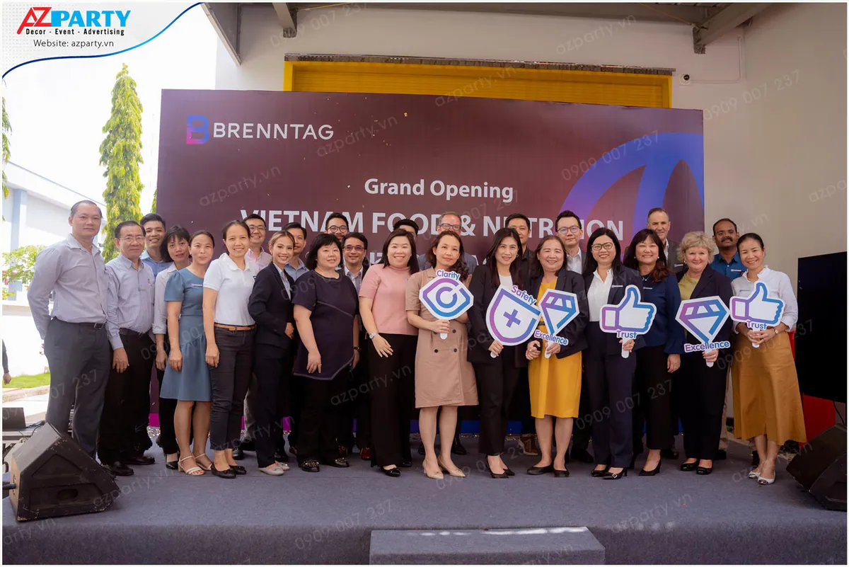 Khách mời và ban lãnh đạo chụp ảnh lưu niệm tại lễ khai trương nhà máy Brenntag Việt Nam