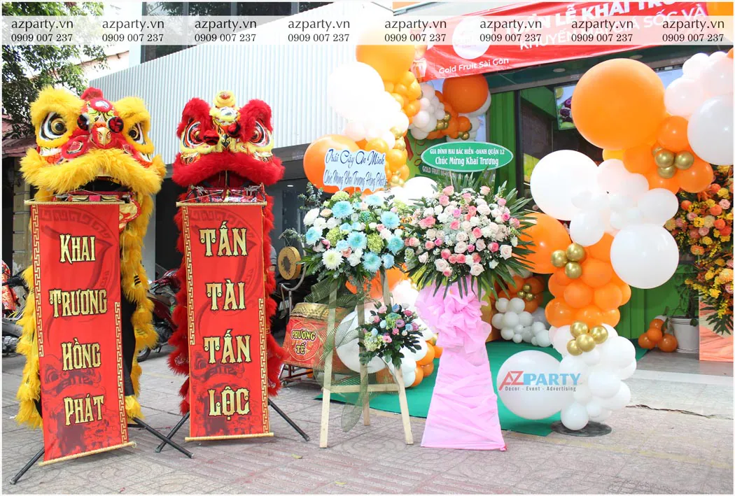 Lân sư rồng và các lẵng hoa tươi chúc mừng khai trương tại mặt tiền cửa hàng Gold Fruit Sài Gòn