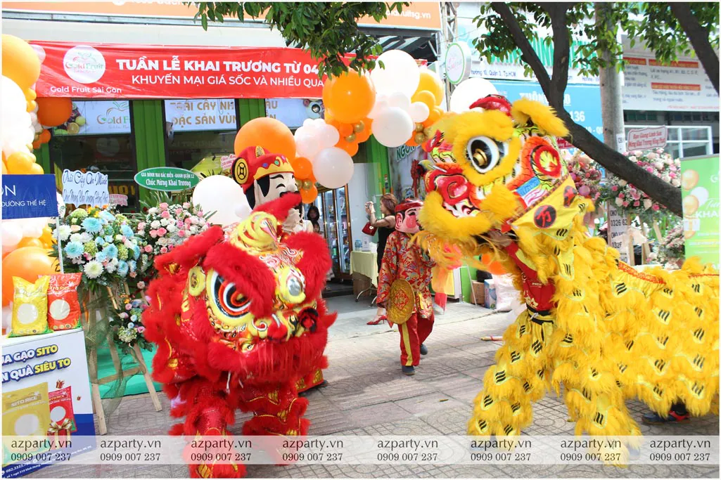 Hai chú lân đỏ và vàng đang nhảy múa mừng khai trương trước cửa hàng Gold Fruit Sài Gòn