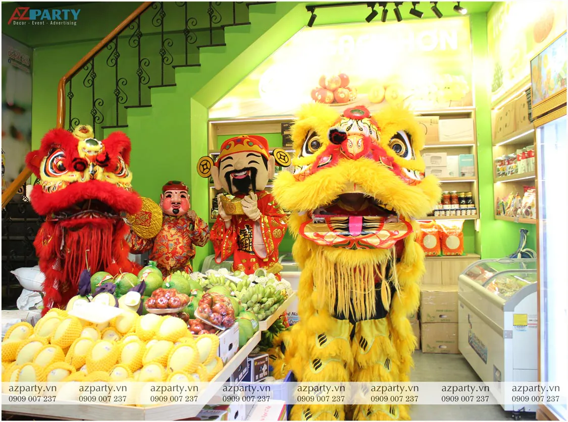 Đoàn lân và thần tài xông đất, chúc mừng khai trương bên trong cửa hàng trái cây Gold Fruit