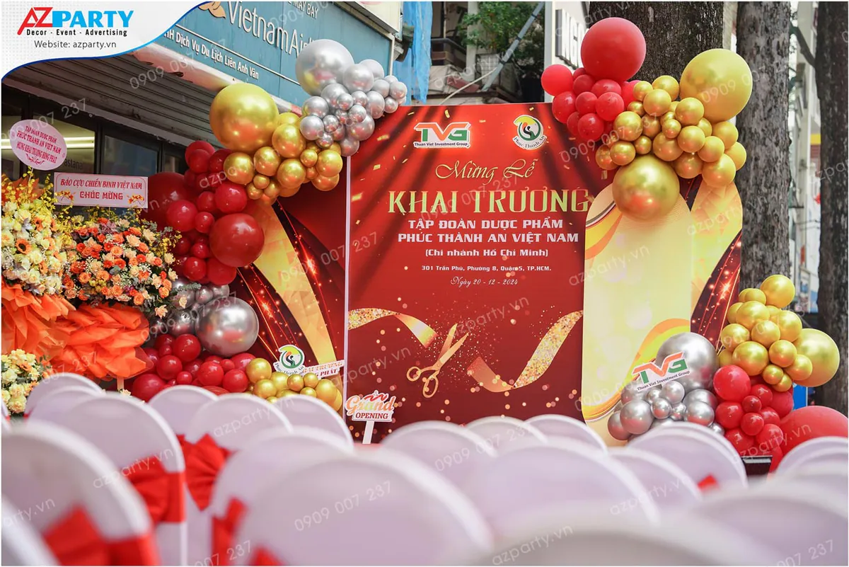 Sân khấu lễ khai trương Tập đoàn Dược phẩm Phúc Thành An trang trí bong bóng đỏ và vàng.