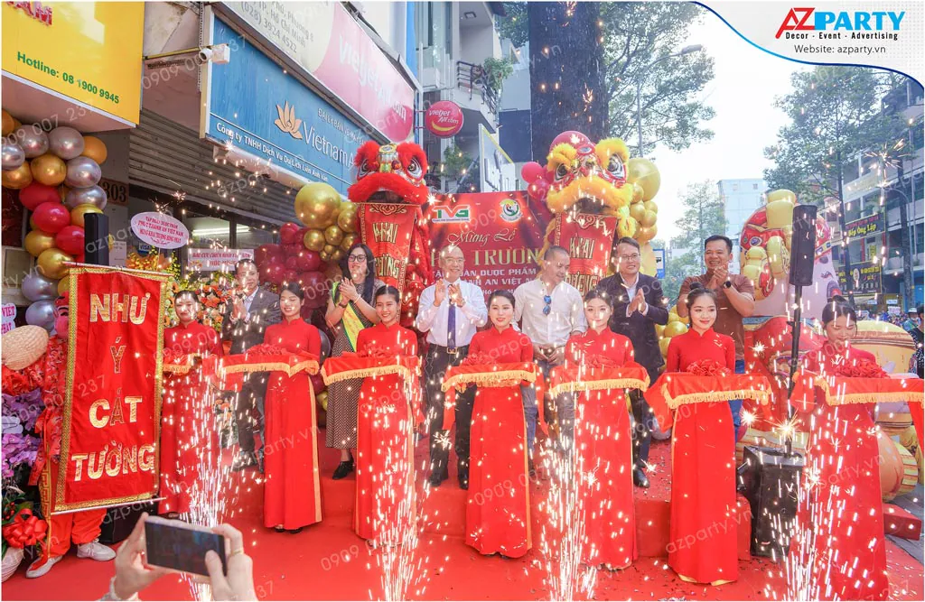 Nghi thức cắt băng khai trương cửa hàng Đông Trùng Hạ Thảo Phúc Thành An trong tiếng pháo hoa.