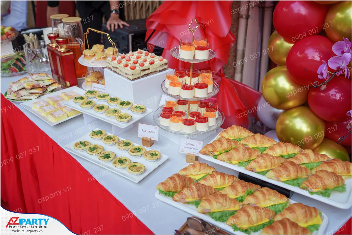 Bàn tiệc ngọt teabreak khai trương sang trọng với đa dạng loại bánh ngọt và nước hoa quả.