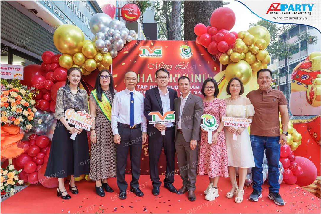 Khách mời chụp hình kỷ niệm trước sân khấu khai trương tập đoàn Phúc Thành An.