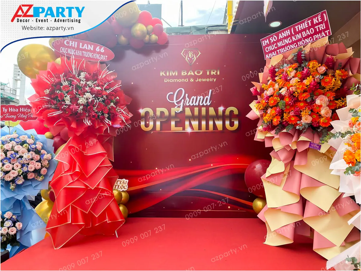 Cận cảnh backdrop khai trương Kim Bảo Trí Diamond & Jewelry tone đỏ sang trọng kết hợp bong bóng nghệ thuật