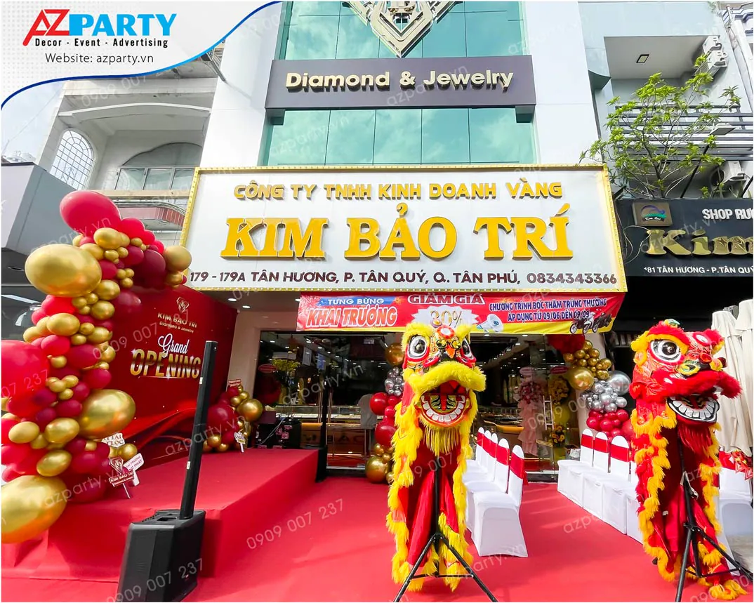 Không gian buổi lễ khai trương tiệm vàng Kim Bảo Trí được trang hoàng lộng lẫy chuẩn bị đón khách