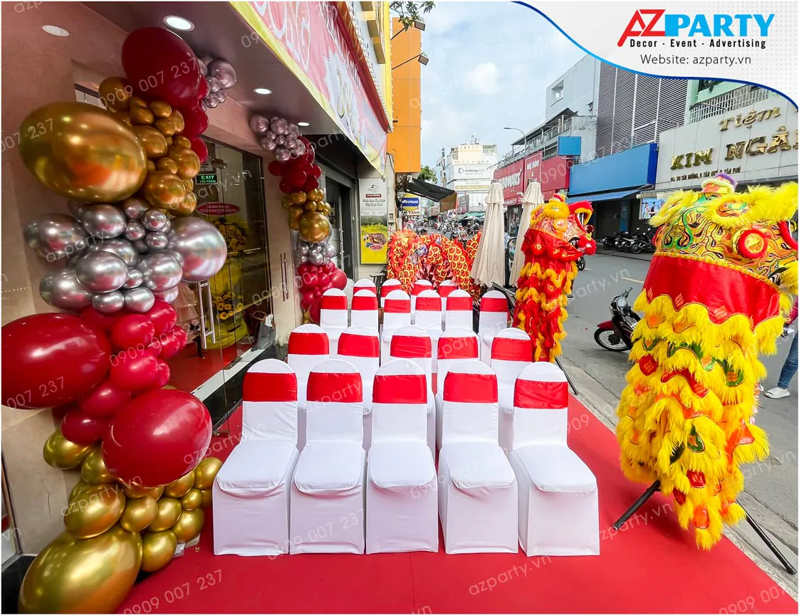 Hàng ghế khách mời trang trọng trải thảm đỏ cùng cổng bong bóng tại sự kiện khai trương Kim Bảo Trí