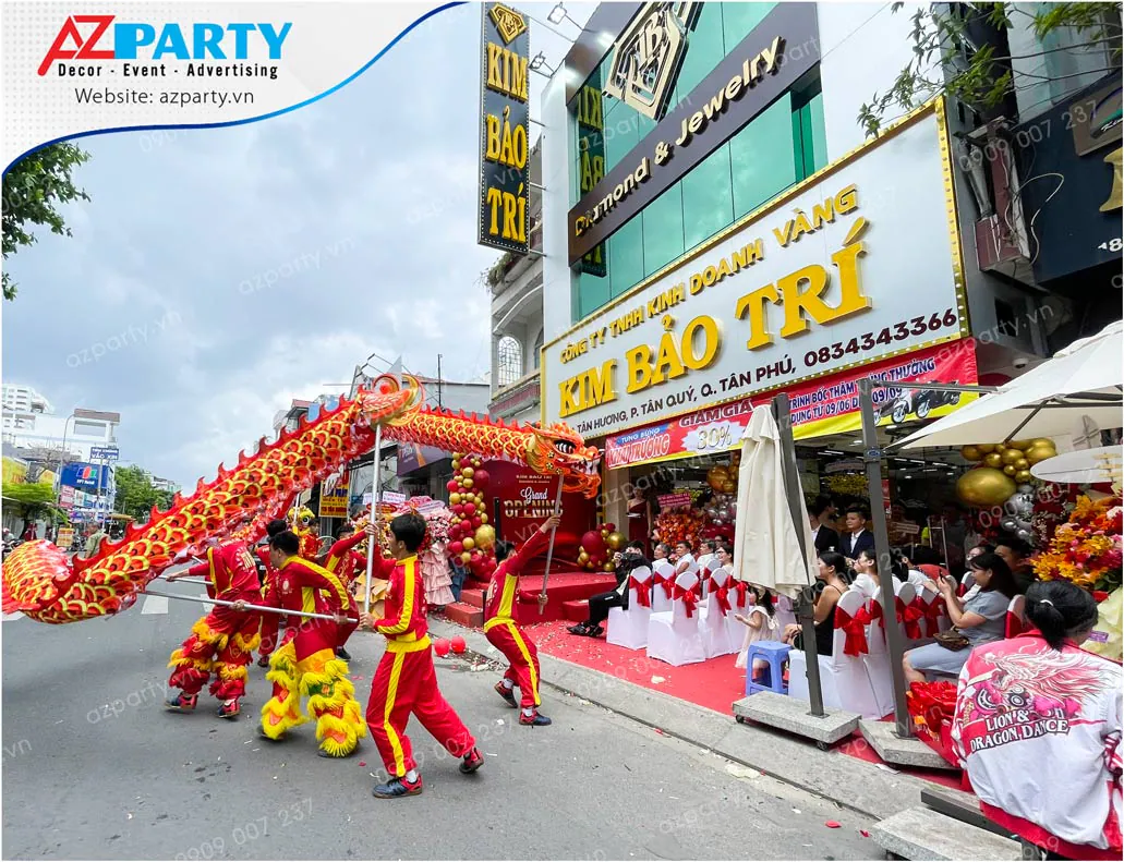 Đoàn lân sư rồng biểu diễn múa rồng đẹp mắt trước cửa hàng Kim Bảo Trí mừng ngày khai trương