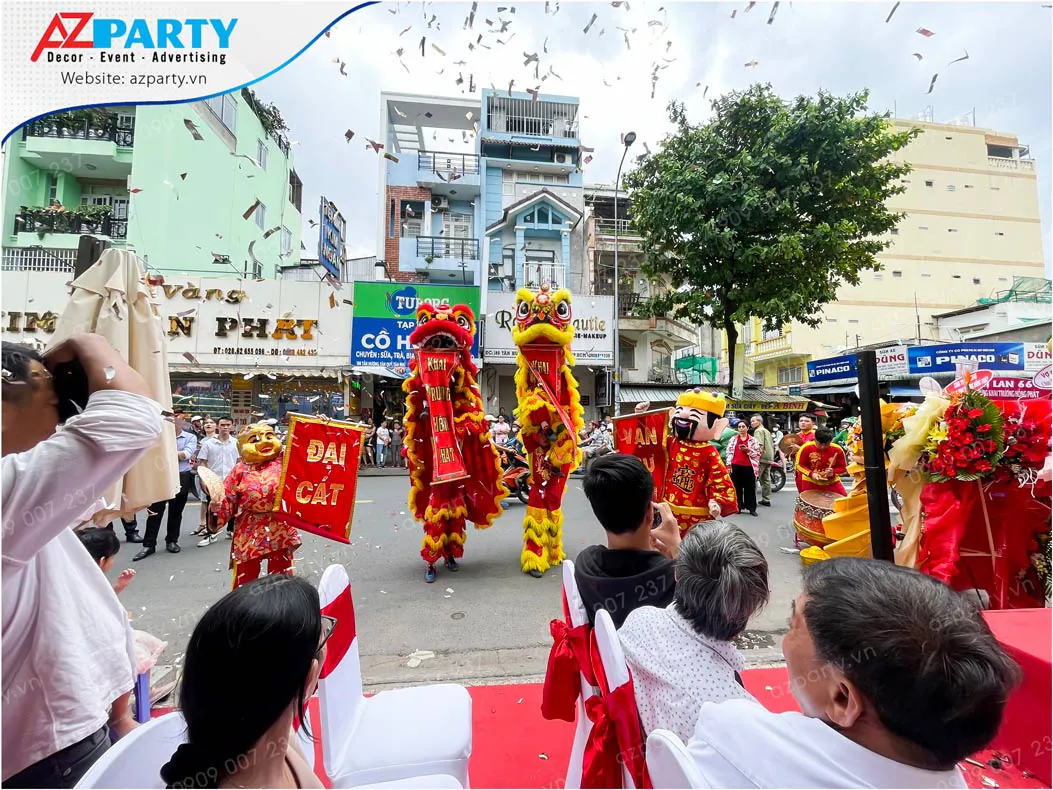 Khách mời hào hứng theo dõi màn biểu diễn múa lân khai trương ngay trước thềm tiệm vàng Kim Bảo Trí