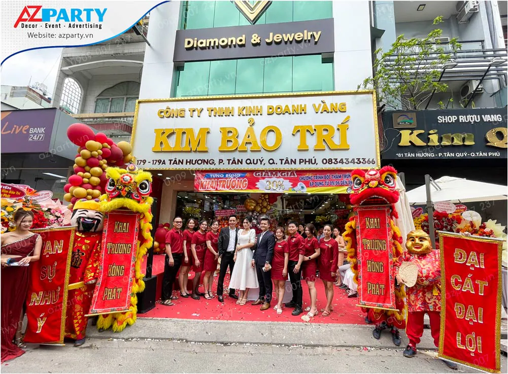 Đội ngũ nhân sự tiệm vàng Kim Bảo Trí chụp ảnh lưu niệm cùng đoàn lân sư rồng nhân ngày khai trương