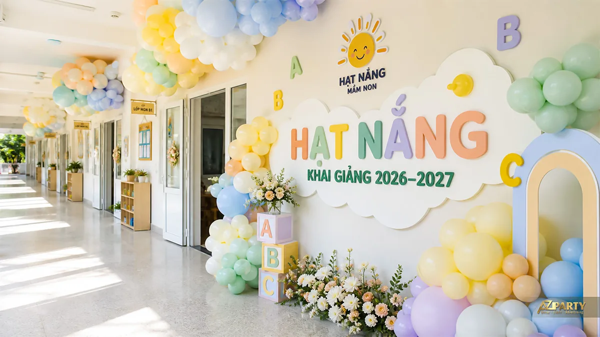 Hành lang mầm non Hạt Nắng trang trí bóng pastel, chữ ABC và hoa dọc lối đi