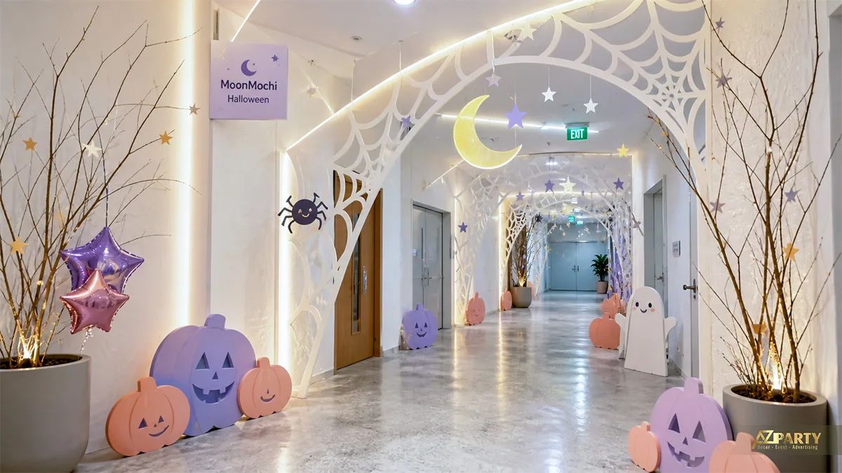 Hành lang Halloween với các cổng mạng nhện trắng, trăng vàng và bí ngô pastel