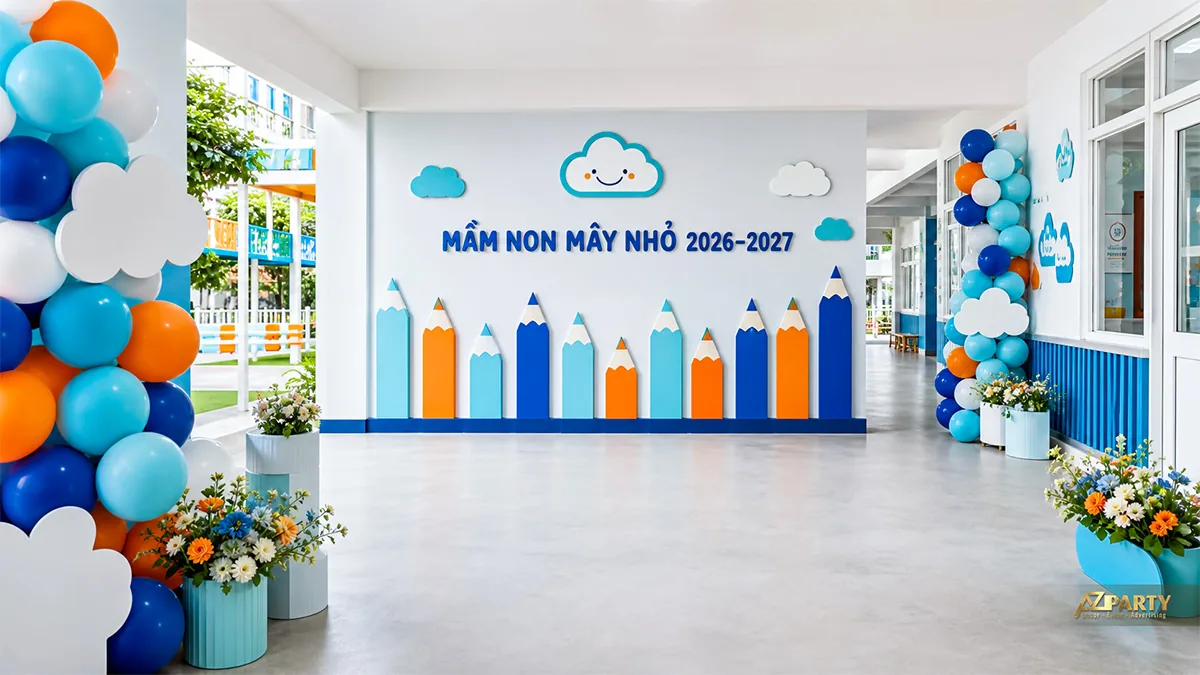 Hành lang mầm non Mây Nhỏ trang trí các cây bút chì lớn, mây và cụm bóng xanh cam