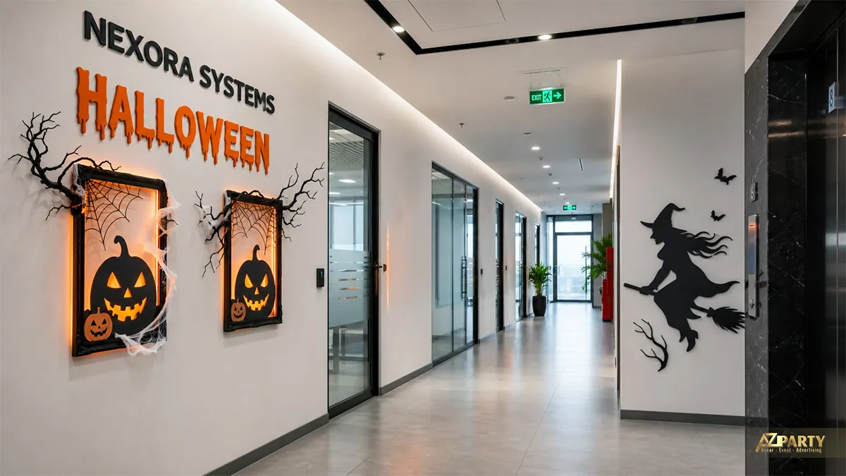 Hành lang văn phòng Halloween với tranh bí ngô phát sáng và hình phù thủy cưỡi chổi