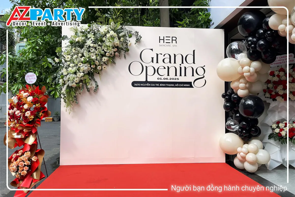 Backdrop lễ khai trương HER Skincare Spa với tông màu be sang trọng và cụm bong bóng nghệ thuật.