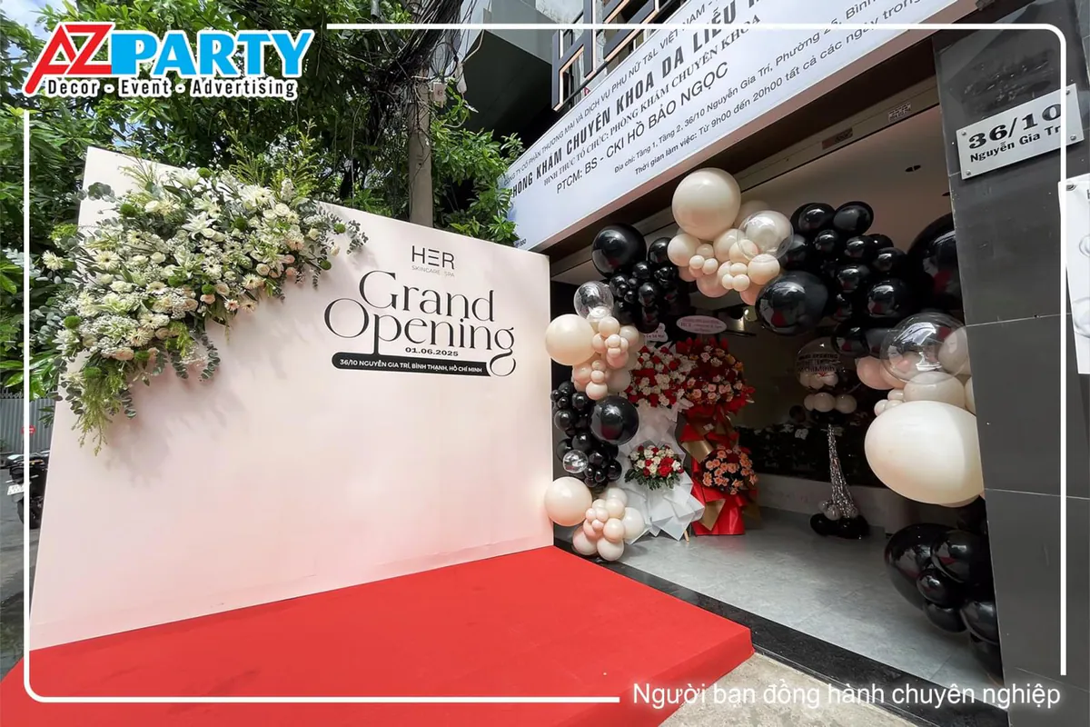 Lối vào phòng khám HER Skincare Spa được trang hoàng lộng lẫy bằng cổng bong bóng nghệ thuật.