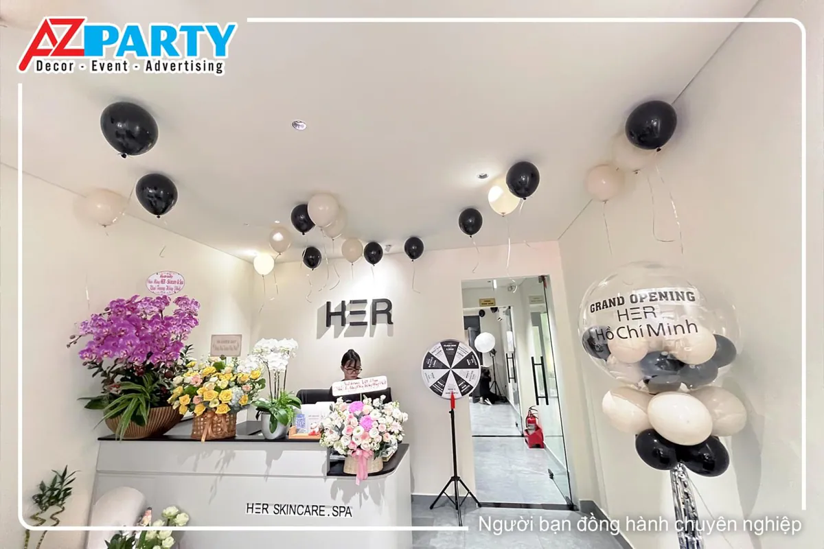 Quầy lễ tân HER Skincare Spa bày trí hoa tươi và bong bóng bay chúc mừng khai trương hồng phát.