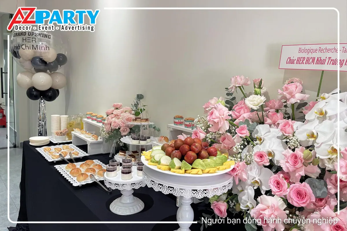 Tiệc ngọt teabreak khai trương spa chu đáo với bánh ngọt, trái cây tươi và hoa tươi trang nhã.