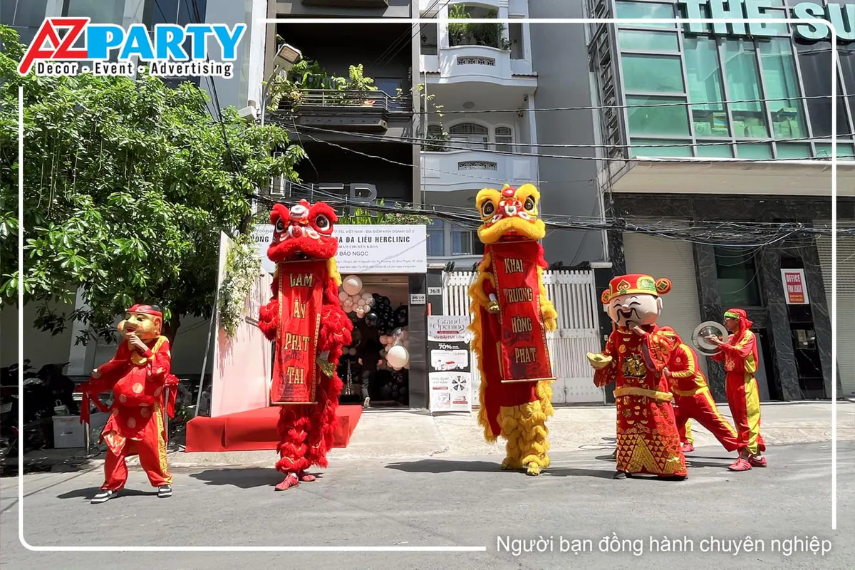 Màn trình diễn lân sư rồng sôi nổi trên đường phố chúc mừng khai trương phòng khám HER.