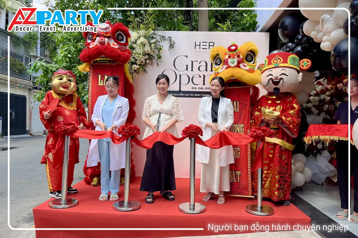 Nghi thức cắt băng khai trương HER Skincare Spa trang trọng với sự tham gia của các bác sĩ.