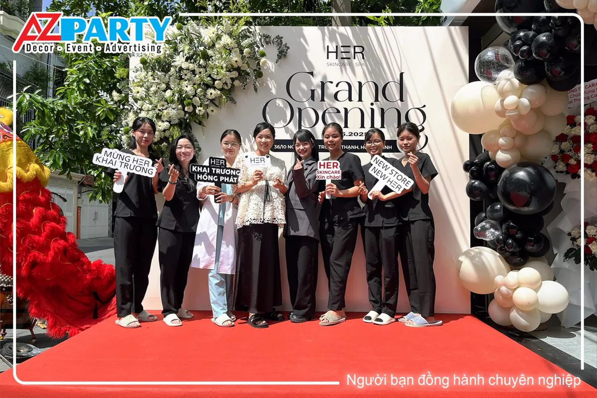 Tập thể nhân viên HER Skincare Spa tươi cười rạng rỡ mừng khai trương chi nhánh mới.