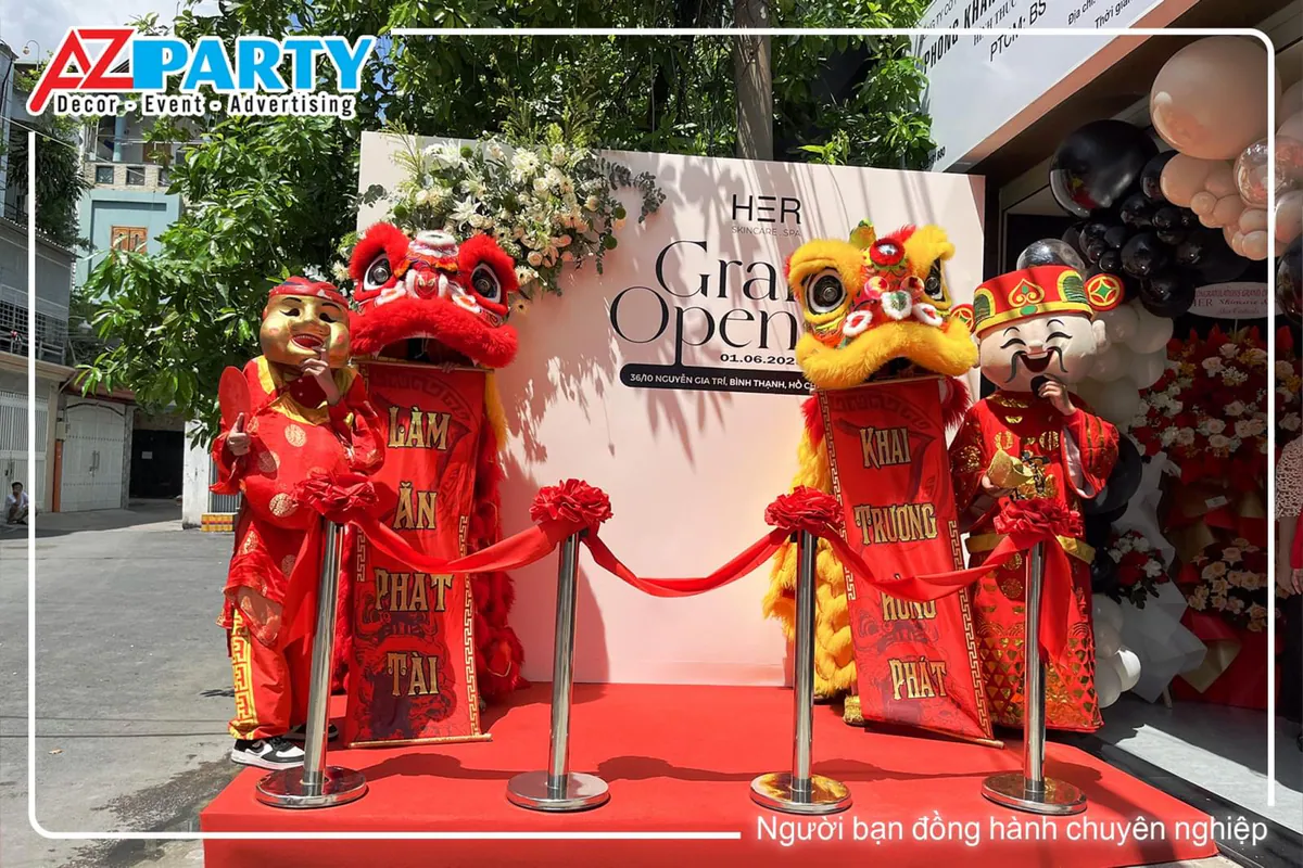 Dàn lân sư rồng cùng Thần Tài và Ông Địa biểu diễn chúc mừng khai trương hồng phát phát tài.