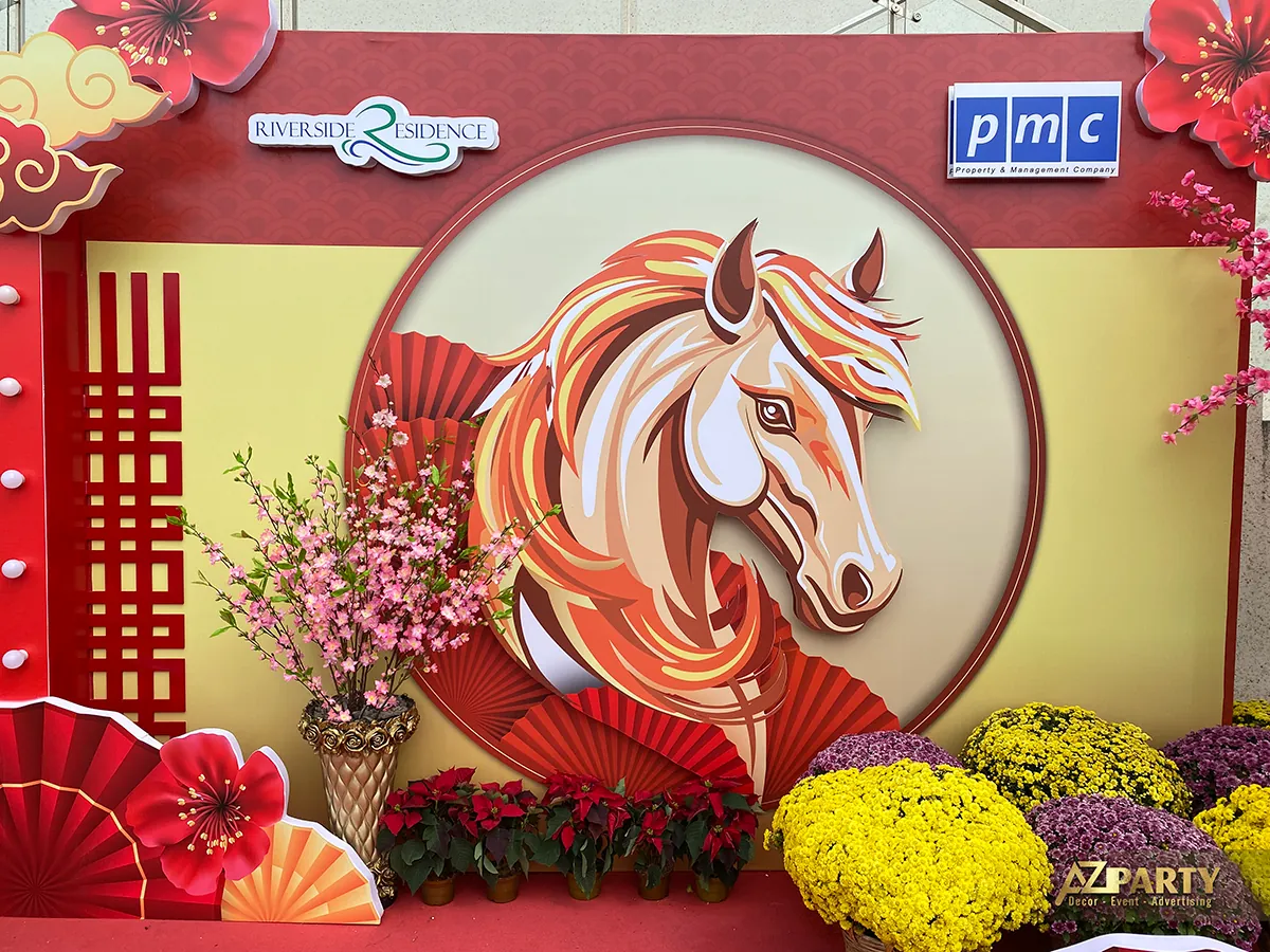 Chi tiết hình tượng ngựa trong vòng tròn trung tâm, bên dưới logo PMC và Riverside Residence