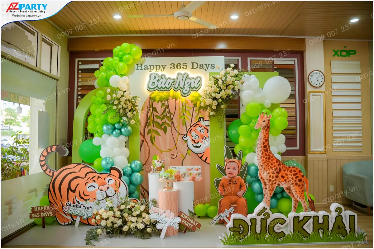Chú hề MC hoạt náo đang tổ chức trò chơi bóng bay giao lưu vui nhộn cho các bé tại sân khấu tiệc.