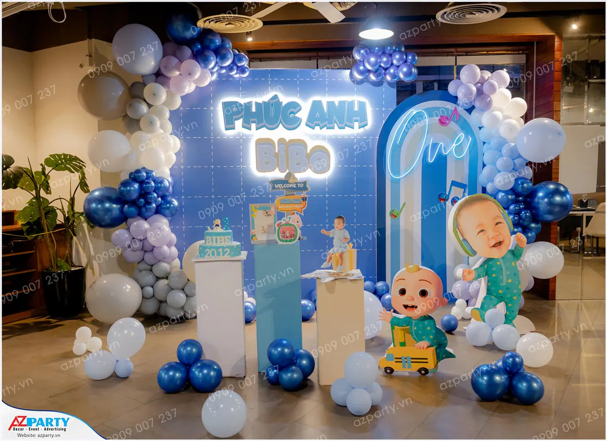 Chi tiết trang trí đôn gallery in hình quả bóng đá và các phụ kiện sinh nhật tông màu xanh lá.