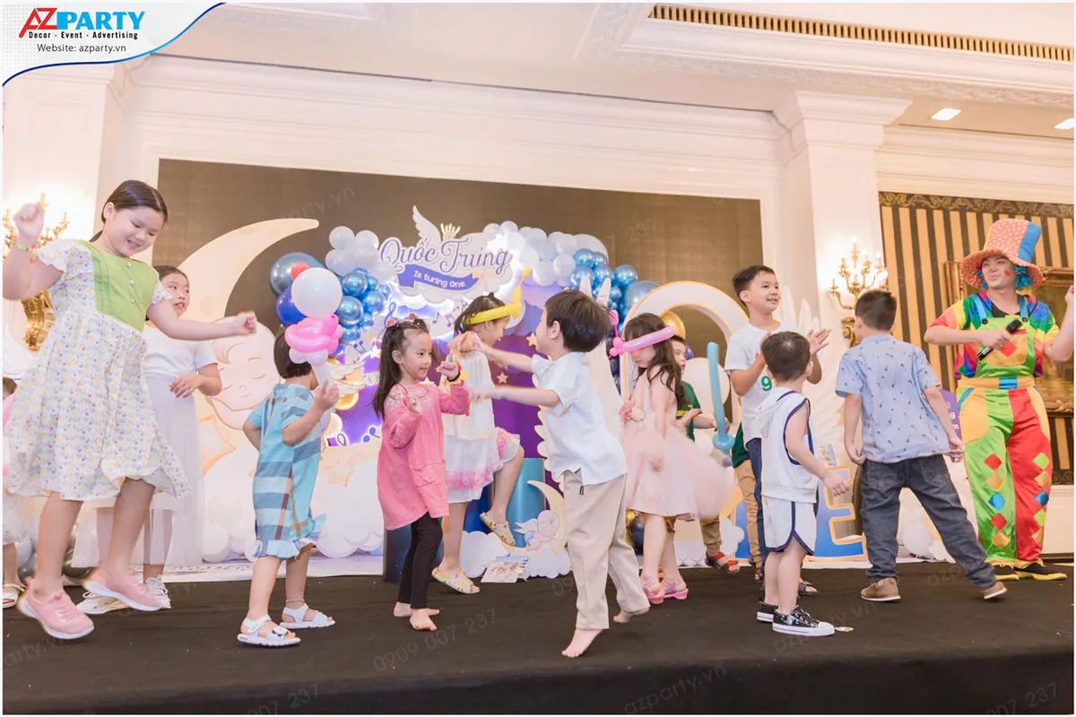 Gia đình và toàn thể bạn bè thân thiết chụp hình kỷ niệm ấm cúng cùng bé Teppi nhân dịp tròn 8 tuổi.
