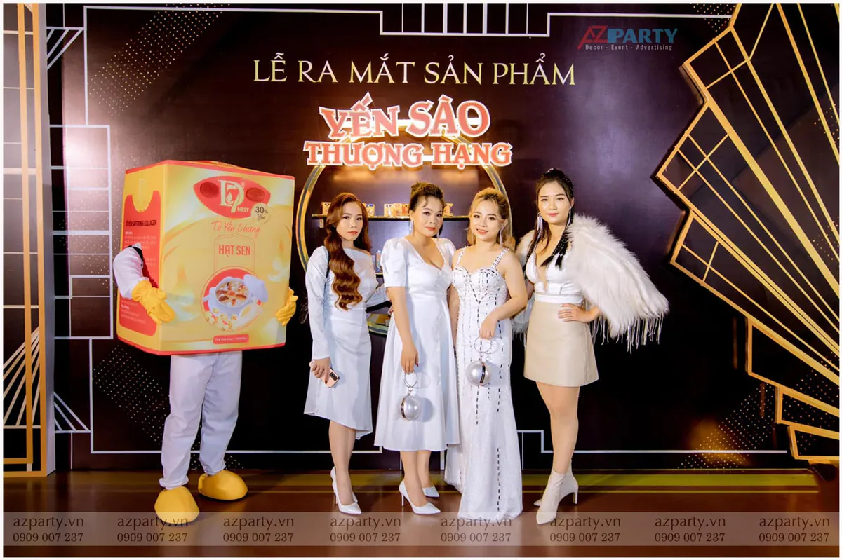 Khách mời chụp ảnh cùng mascot hộp sản phẩm yến sào hạt sen ngộ nghĩnh
