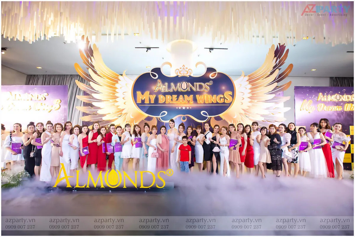 Tập thể đối tác chụp ảnh lưu niệm cùng nhau trong làn khói sương mờ tại khu vực photo booth Almonds.