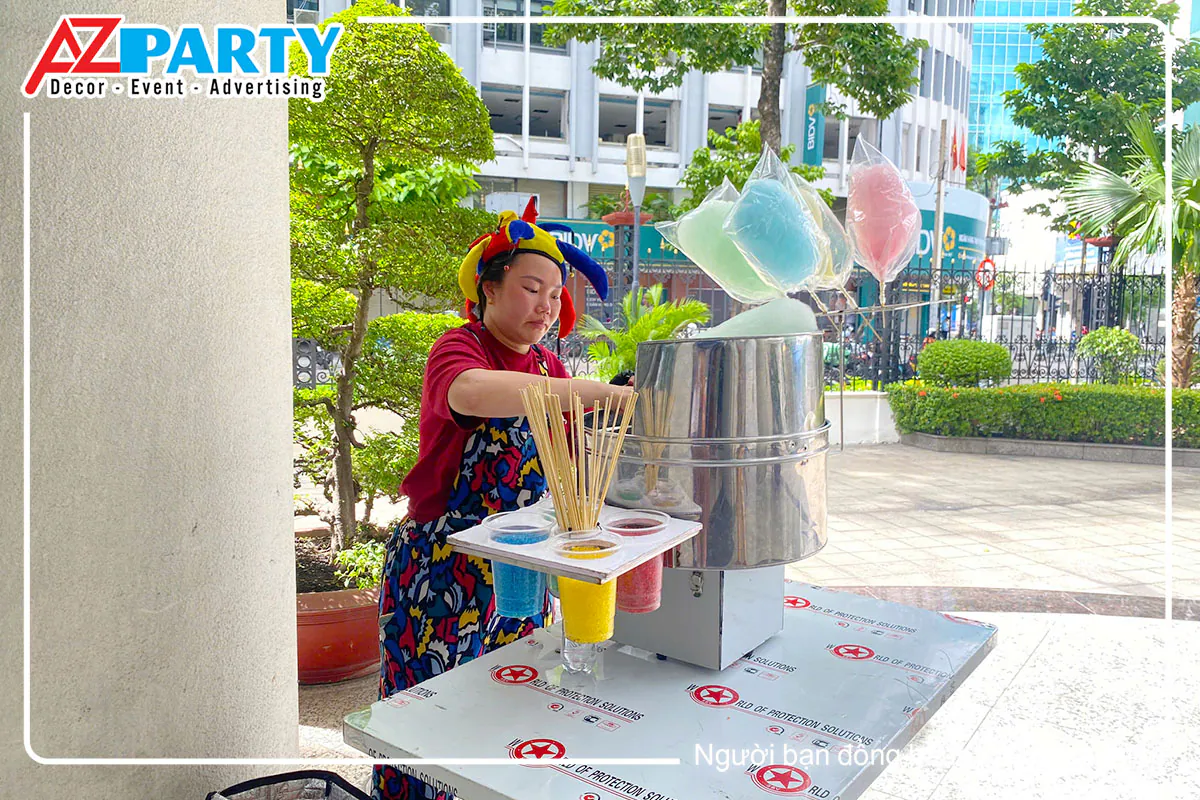 Chú hề làm kẹo bông gòn cho các bé tại Đêm hội Trung Thu Sở GDCK TP.HCM