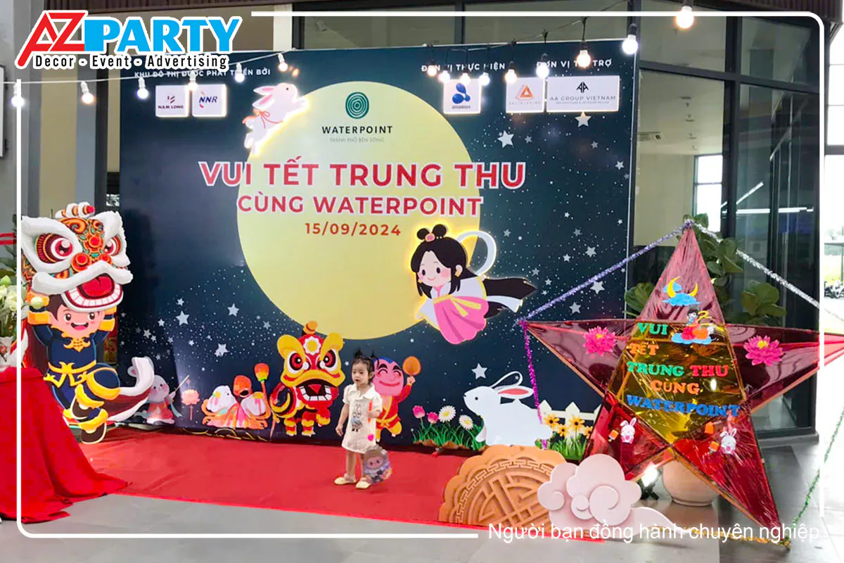 Backdrop Vui Tết Trung Thu cùng Waterpoint 15/09/2024 với hình chị Hằng, lân sư rộn, đèn ông sao và bé gái chụp ảnh