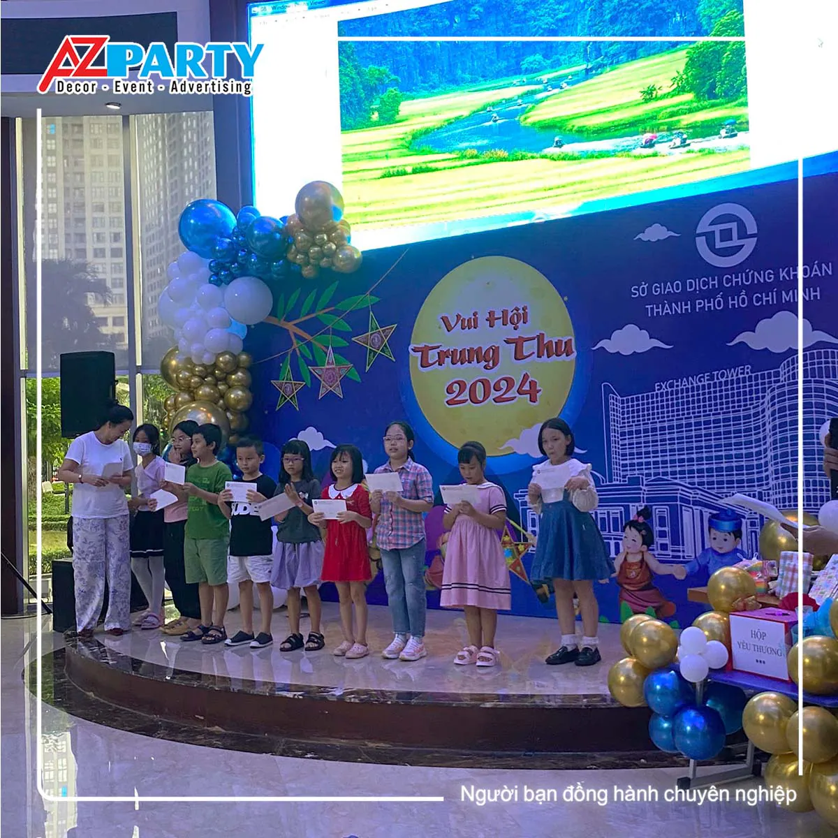 Các em nhỏ được khen thưởng trên sân khấu Đêm hội Trung Thu Sở GDCK TP.HCM