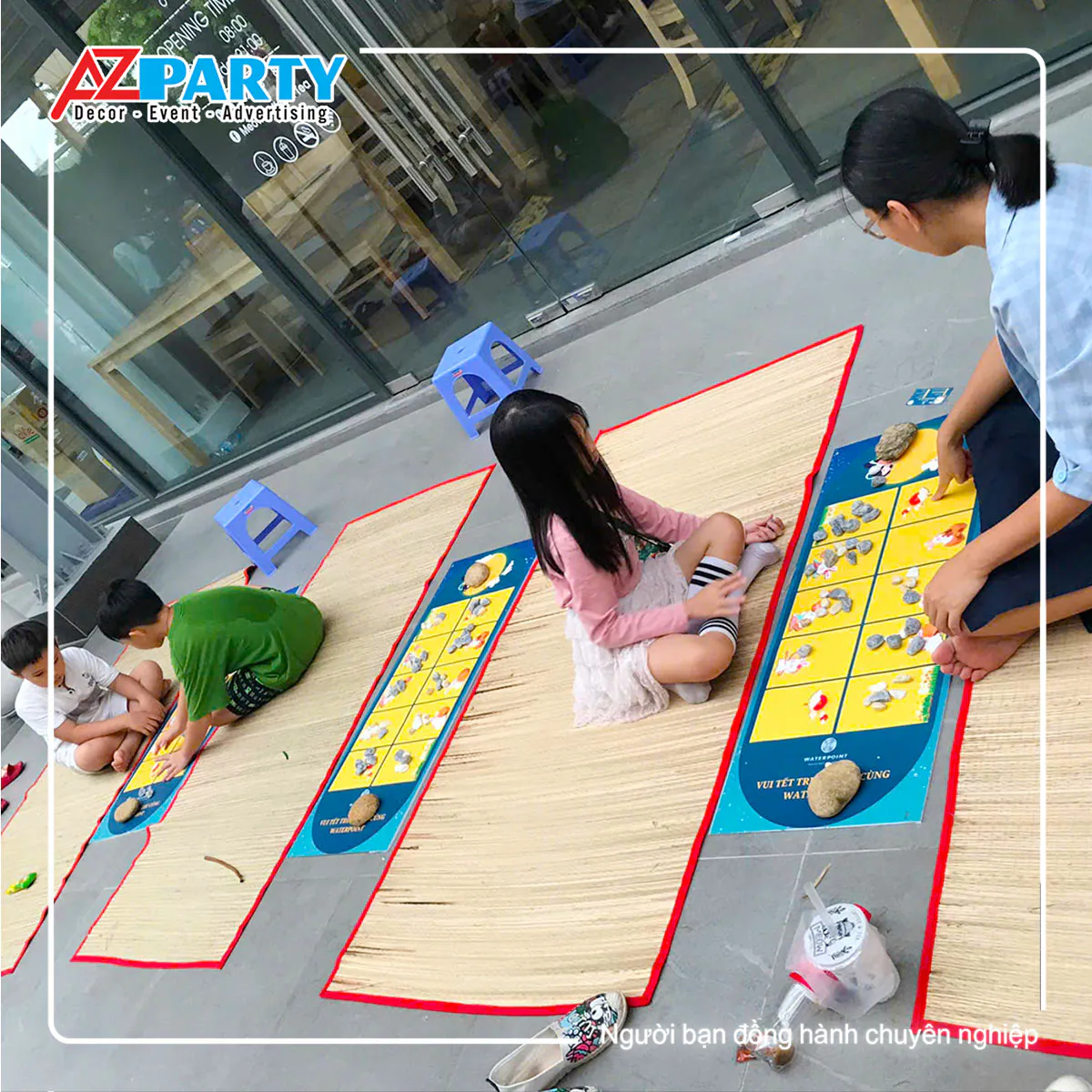 Các bé và phụ huynh chơi trò chơi dân gian Ô ăn quan trên thảm chiếu tại Đêm hội Trung Thu Waterpoint