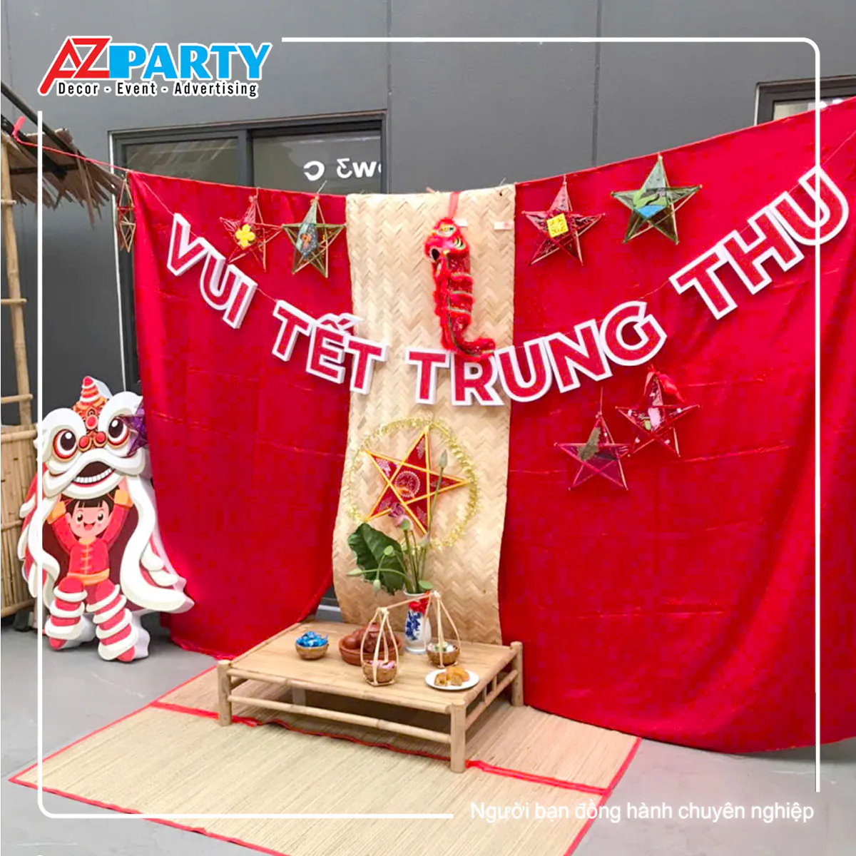 Tiểu cảnh Trung Thu truyền thống với vải đỏ, đèn ông sao, lồng đèn, mâm cỗ bày trên phản gỗ tại Waterpoint