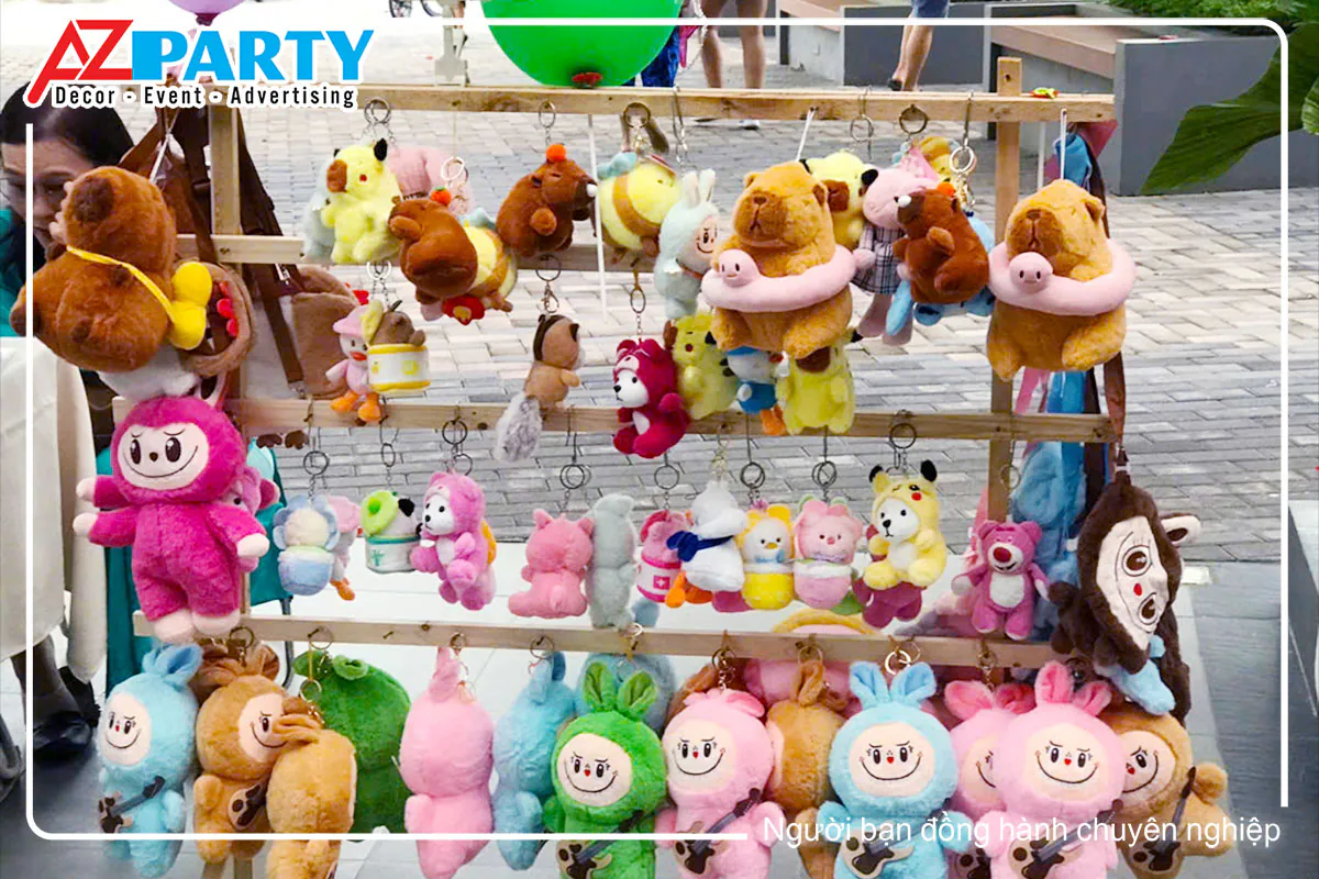 Kệ gỗ trưng bày quà tặng gấu bông móc khóa nhiều màu sắc dành cho các bé tại Đêm hội Trung Thu Waterpoint