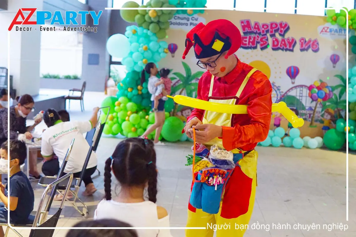 Chú hề biểu diễn tạo hình bong bóng cho trẻ em trong ngày hội thiếu nhi