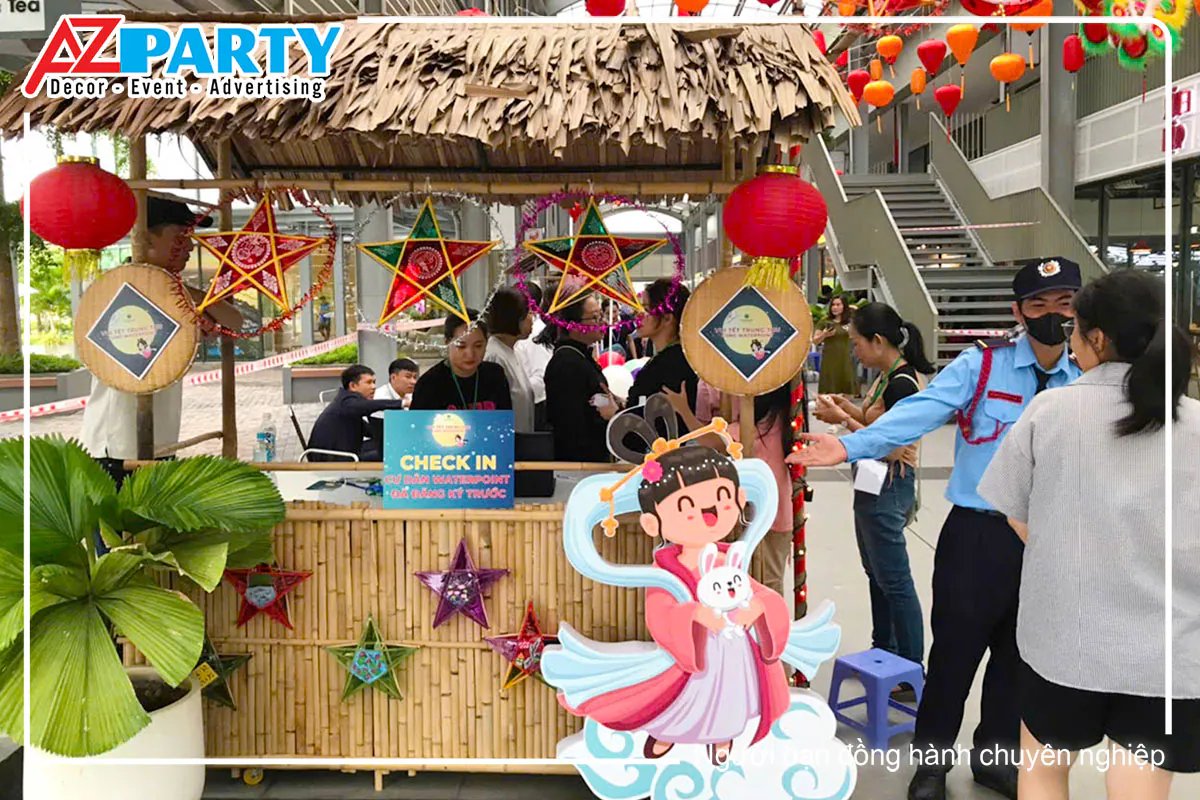 Quầy check-in mái lá trang trí đèn lồng đỏ, đèn ông sao và standee chị Hằng tại Đêm hội Trung Thu Waterpoint