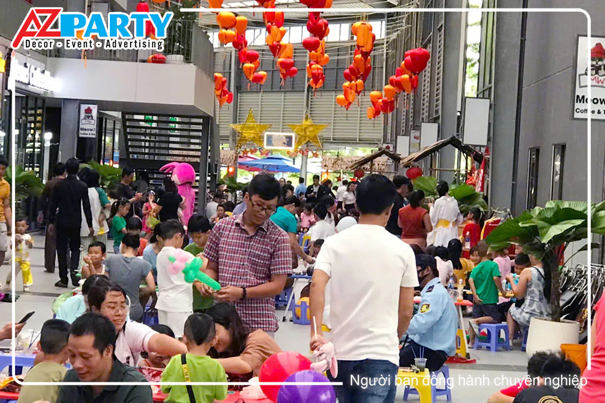 Không khí đông vui tại Đêm hội Trung Thu Waterpoint với đèn lồng đỏ treo cao, cư dân và trẻ em tham gia các hoạt động vui chơi
