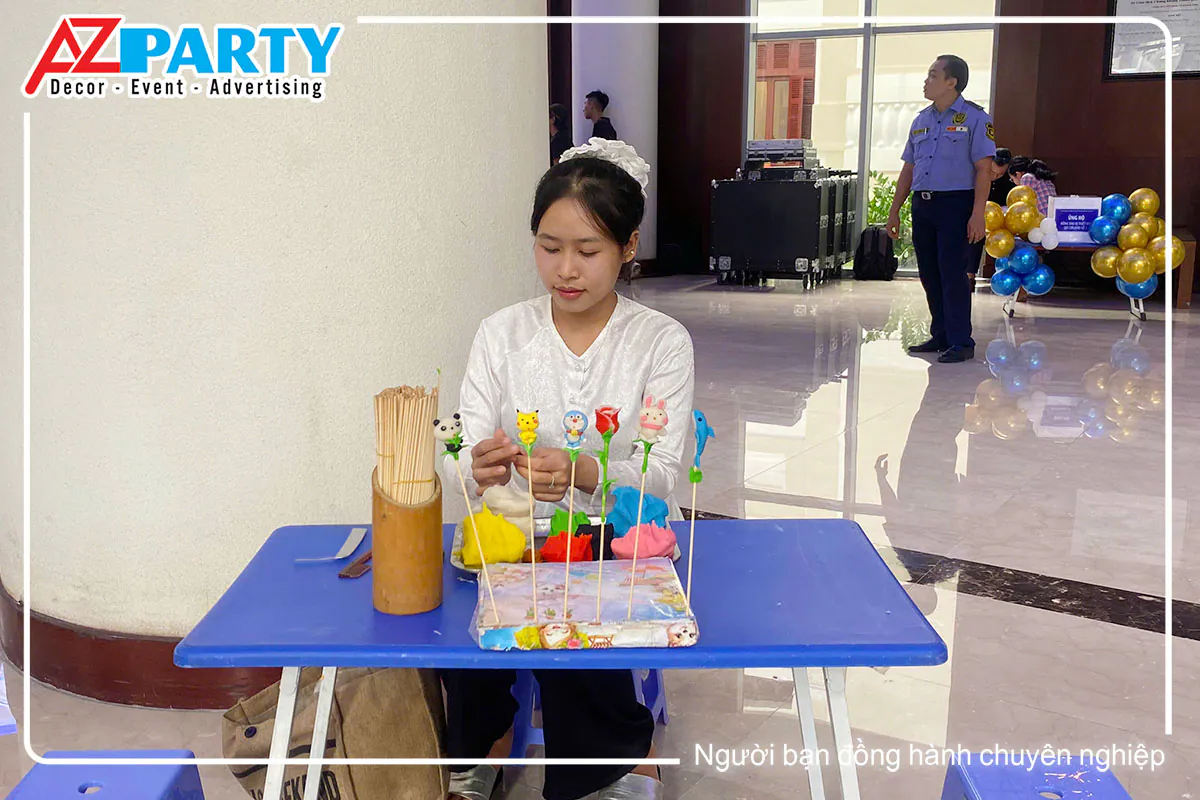 Nghệ sĩ nặn tò he truyền thống cho các bé tại Đêm hội Trung Thu Sở GDCK TP.HCM