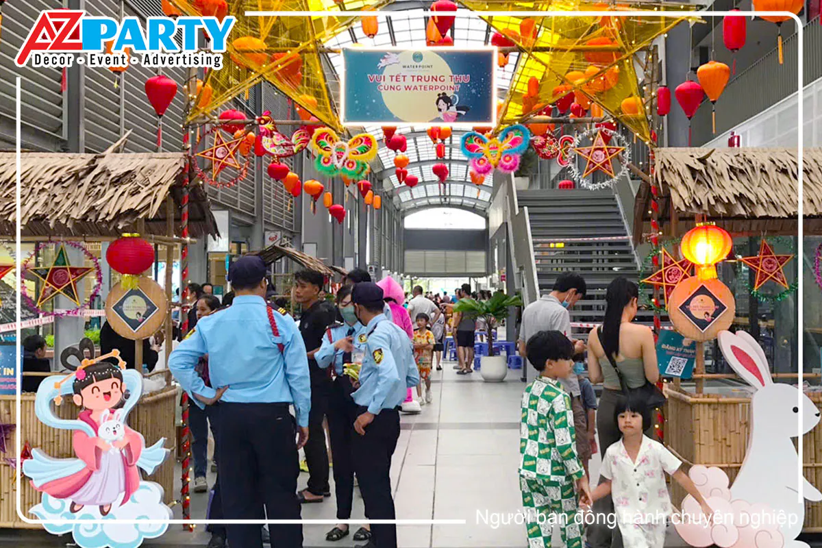 Cổng vào Đêm hội Trung Thu Waterpoint trang trí đèn lồng, đèn ông sao, mái lá và banner Vui Tết Trung Thu