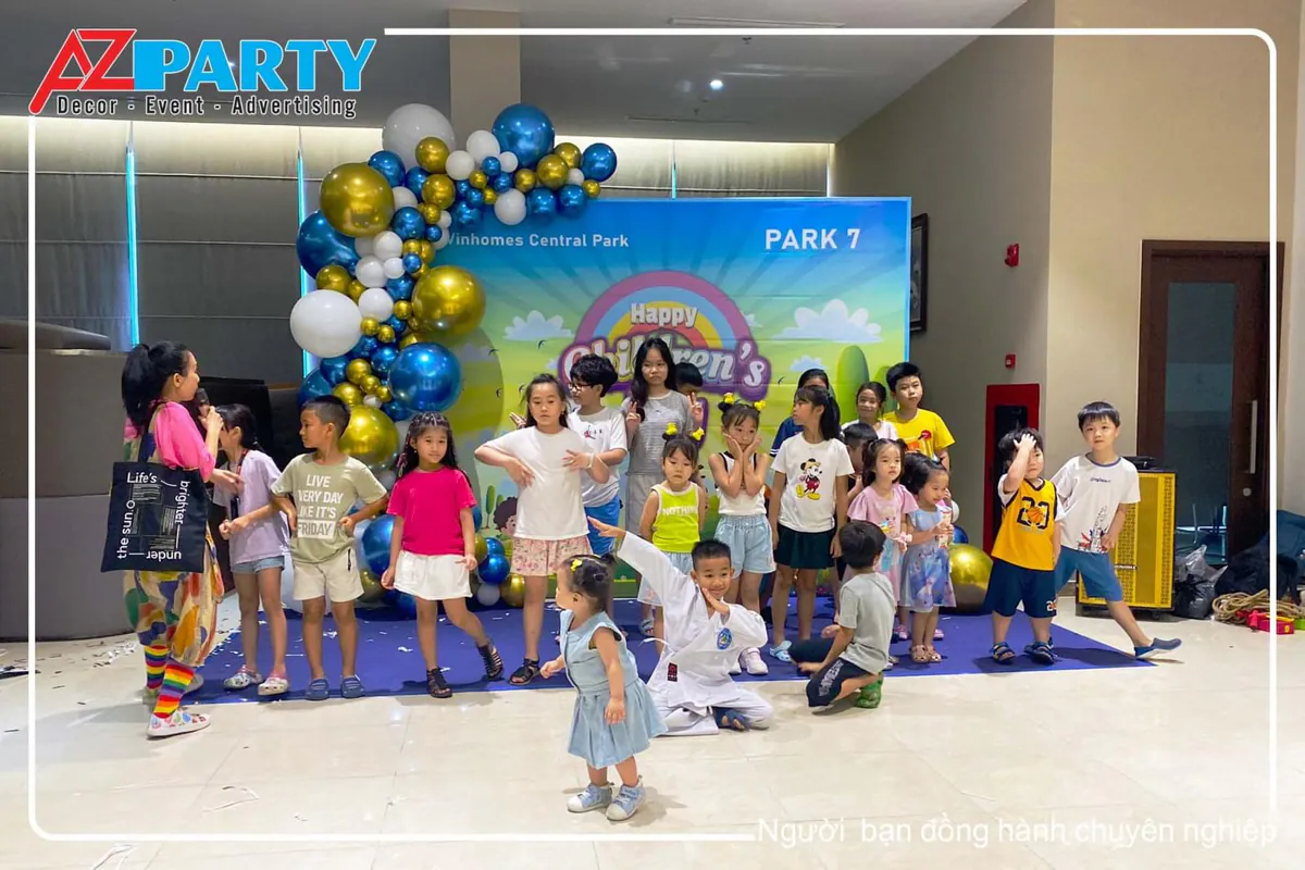 Các bé thiếu nhi vui vẻ chụp hình kỷ niệm tại ngày hội 1/6 Park 7