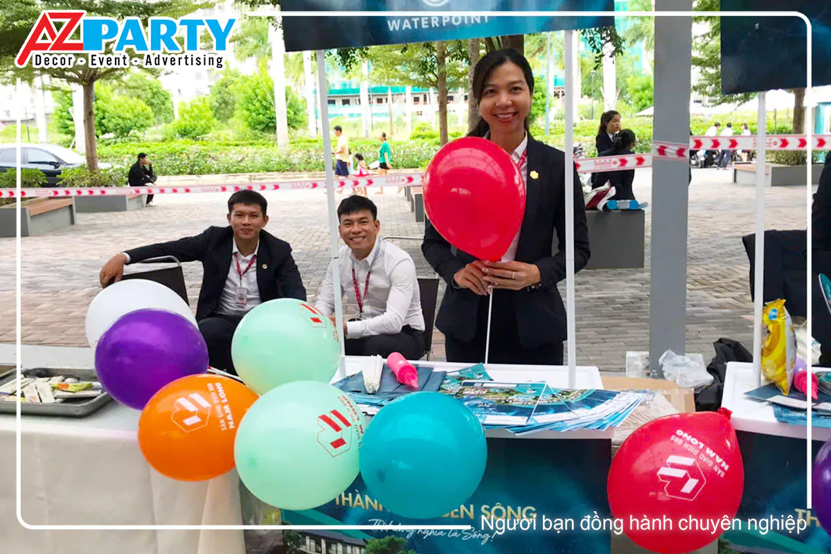 Nhân viên Nam Long và Waterpoint tại khu vực phát bóng bay in logo cho cư dân