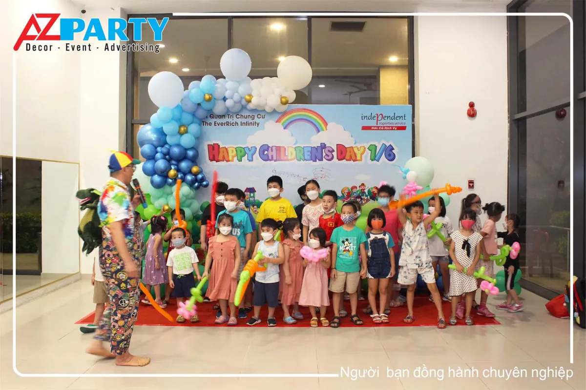 Các em thiếu nhi xếp hàng ngay ngắn trên sân khấu chương trình 1/6